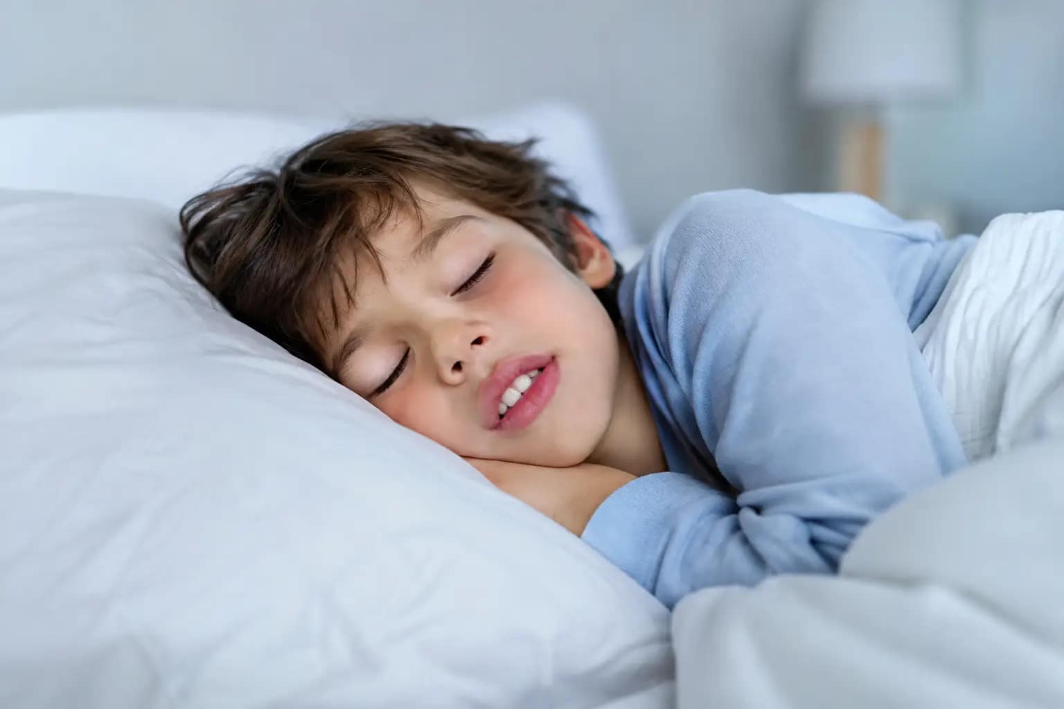 Criança range dentes dormindo? O que fazer